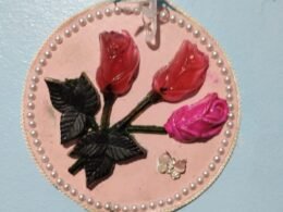 Mandala com rosas de resina em alto relevo