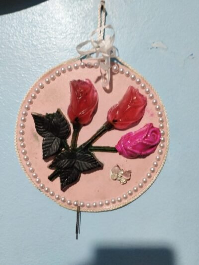 Mandala com rosas de resina em alto relevo