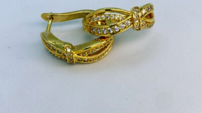 Argola com zircônia banhada a ouro