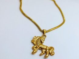 Pulseira pingente cavalo banhado a ouro