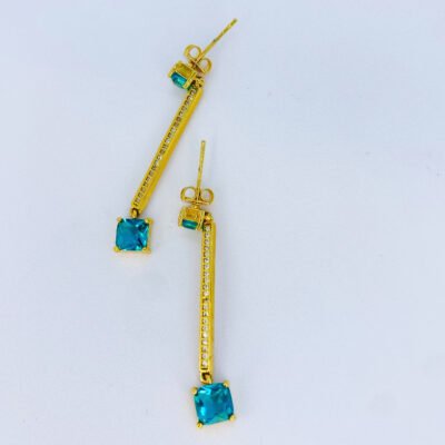 Brinco palito com zircônia e ponto de luz azul banhado a ouro