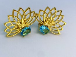 Brinco ponto de luz azul banhado a ouro