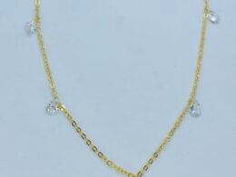 Chokers com ponto de luz banhada a ouro