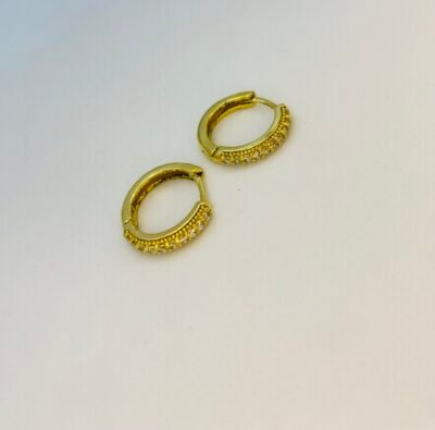 Argola pequena com zircônia banhada a ouro
