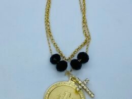 Pulseira religiosa com cruz cravejada banhada a ouro