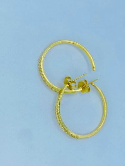 Argola com zircônia banhada no ouro