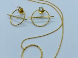 Conjunto choke e brinco circulo com ponto de luz banhada a ouro