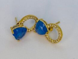 Brinco com zirconias pedra azul banhado a ouro