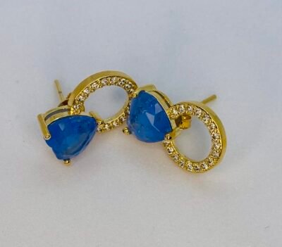 Brinco com zirconias pedra azul banhado a ouro