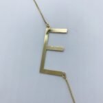 Colar personalizado letra E banhado no ouro.
