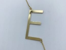 Colar personalizado letra E banhado no ouro.