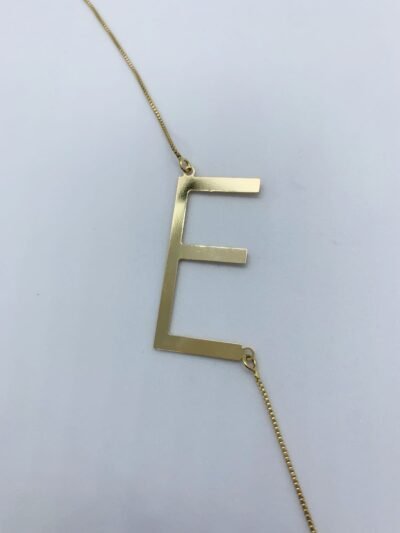 Colar personalizado letra E banhado no ouro.