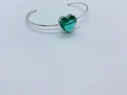 Bracelete pedra verde formato coracao banhado no praa