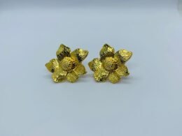 Brinco flor banhado a ouro
