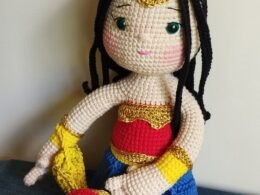 Boneca amigurumi mulher maravilha