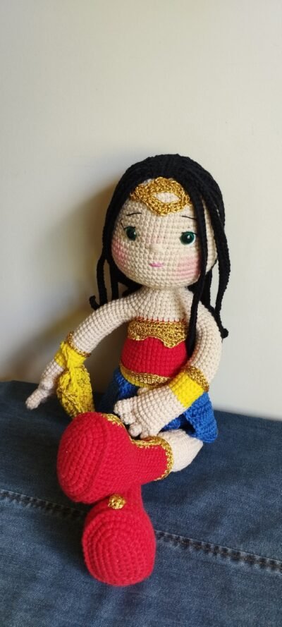 Boneca amigurumi mulher maravilha