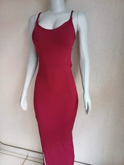 Vestido longo canelado com fenda