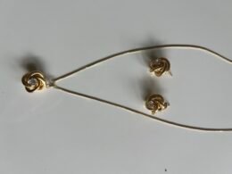 Colar formato flor com ponto de luz folheado a ouro