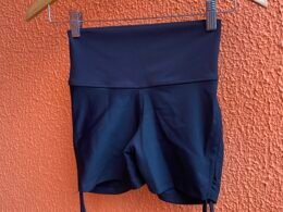 Short empina bumbum com ajustes na lateral