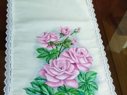 Trilho de mesa pintado a mão,motivo rosas
