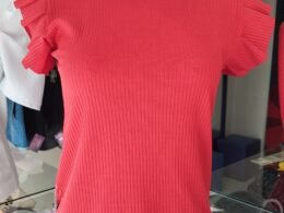 Blusa Malha canelada, gola redonda.