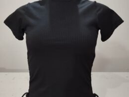 Blusa Gola alta com a amarração nas laterais.