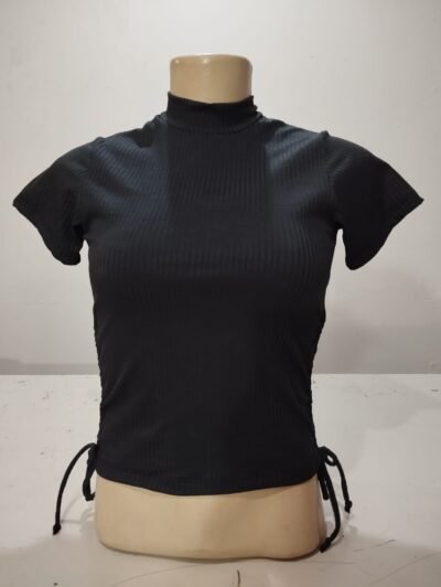 Blusa Gola alta com a amarração nas laterais.