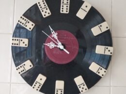 Relógio personalizado feito de LP de vinil com jogo de dominó